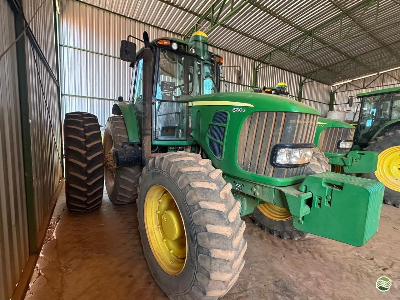 Trator agrícola verde disponível no estoque da SARF